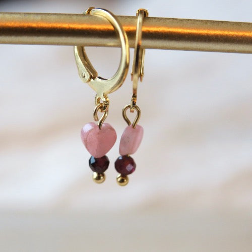 Goudkleurige Huggie oorbellen - 'Aura' - Rhodoniet & Granaat