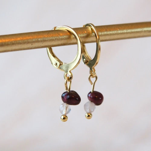 Goudkleurige Huggie oorbellen - 'Rosy' - Granaat & Bergkristal