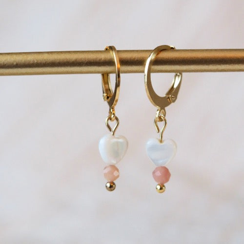 Goudkleurige Huggie oorbellen - 'Aura' - Schelp & Andes Opaal