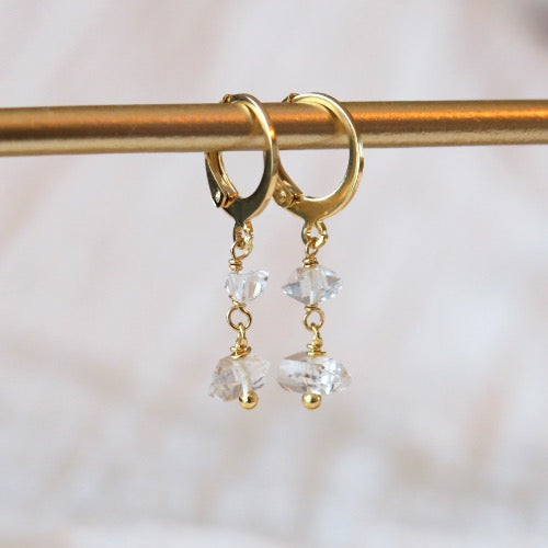 Goudkleurige Huggie oorbellen - 'Eternal Glow' - Herkimer