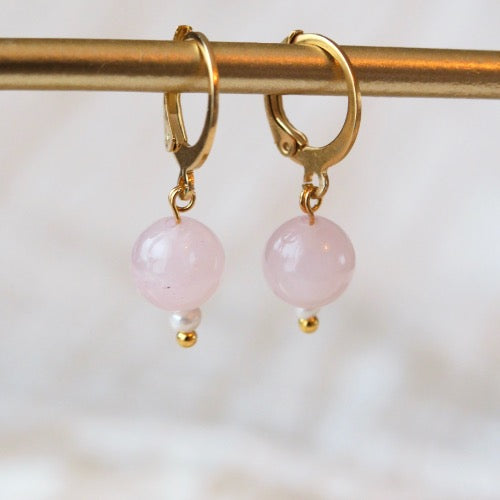 Goudkleurige Huggie oorbellen - 'Blush' - Rozenkwarts & Parel