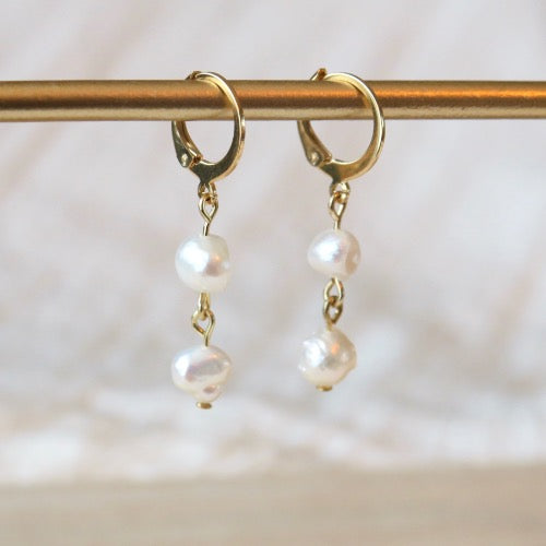 Goudkleurige Huggie oorbellen - 'Eternal Glow' - Parel