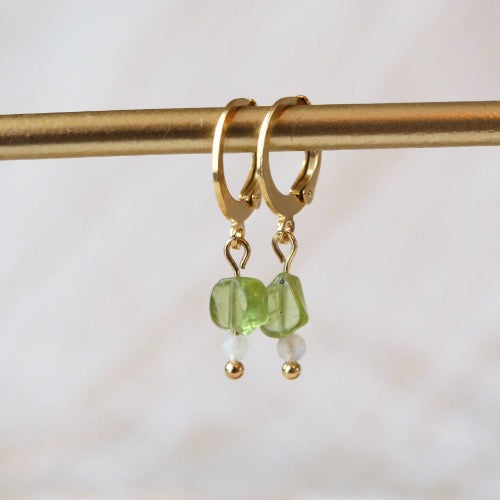 Goudkleurige Huggie oorbellen - 'Meadow' - Peridoot & Maansteen