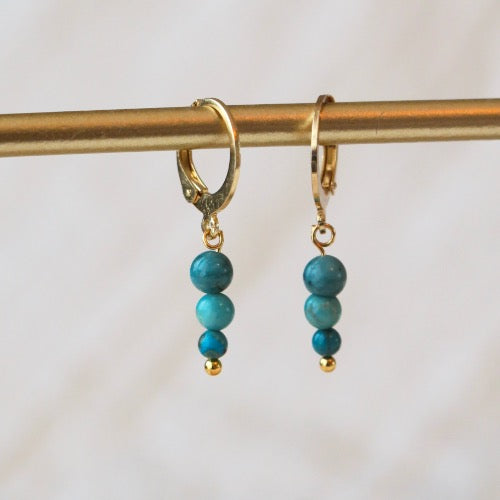 Goudkleurige Huggie oorbellen - 'Forrest' - Turkoois