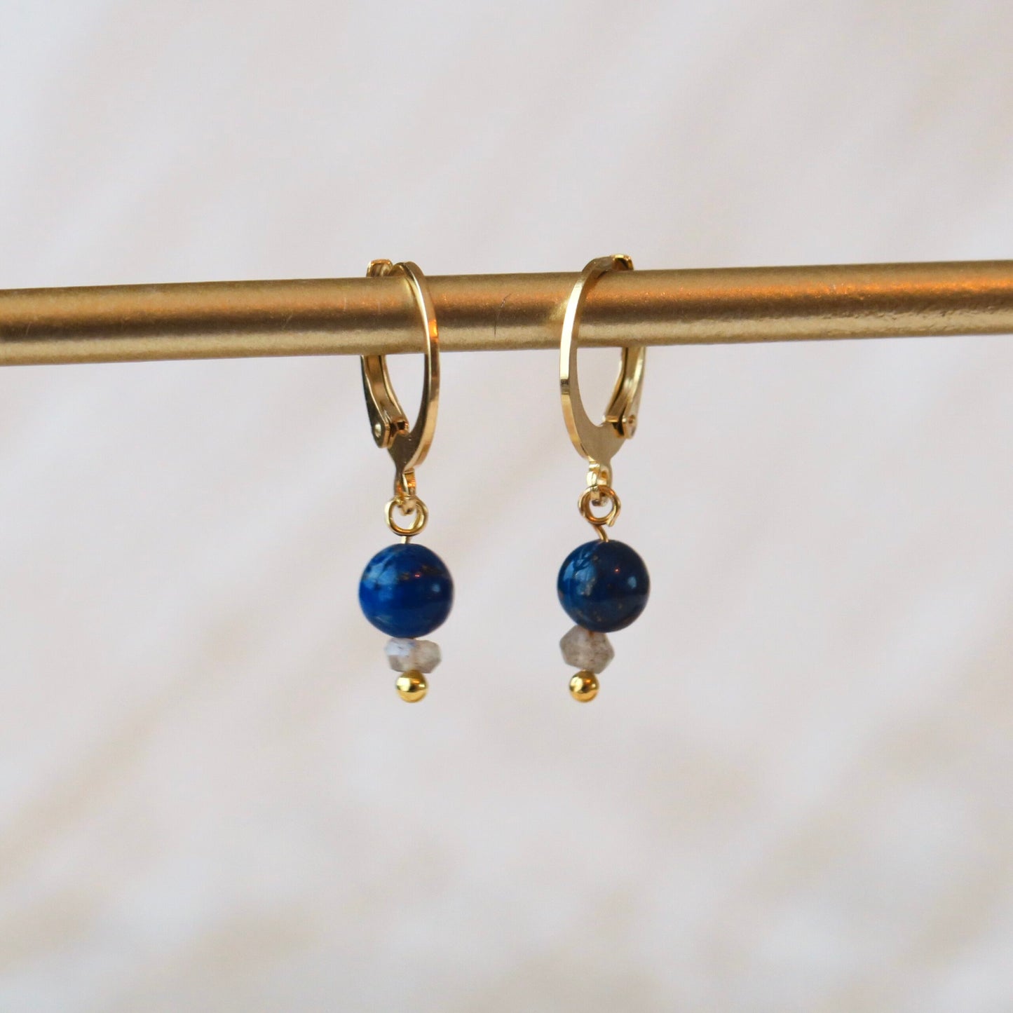 Goudkleurige Huggie oorbellen - 'Ocean' - Lapis Lazuli & Labradoriet