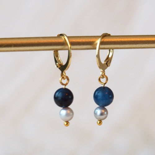 Goudkleurige Huggie oorbellen - 'Ocean' - Sodaliet & Parel