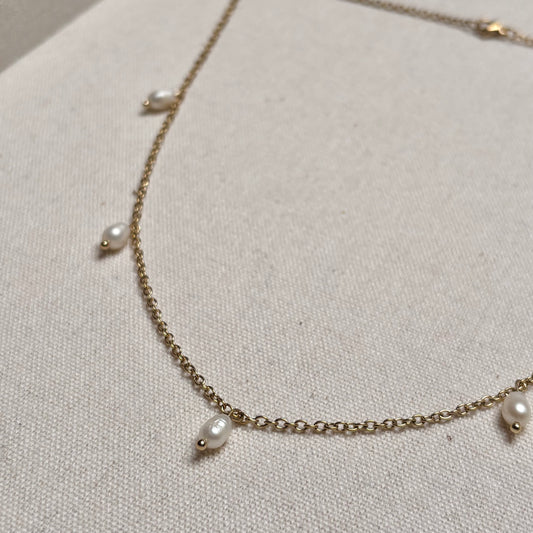 Sprinkle parelketting met vijf zoetwaterparels aan goudkleurige ketting