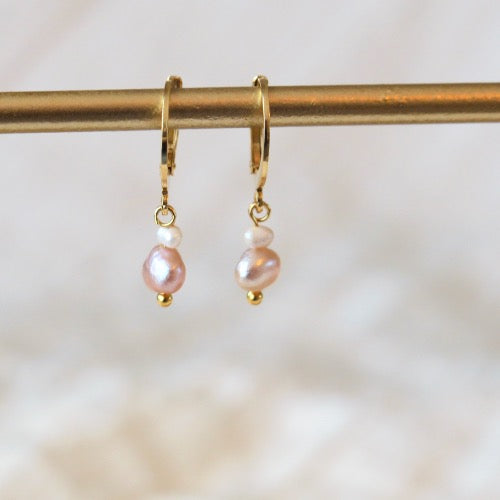 Goudkleurige Huggie oorbellen - 'Blush' - Parels