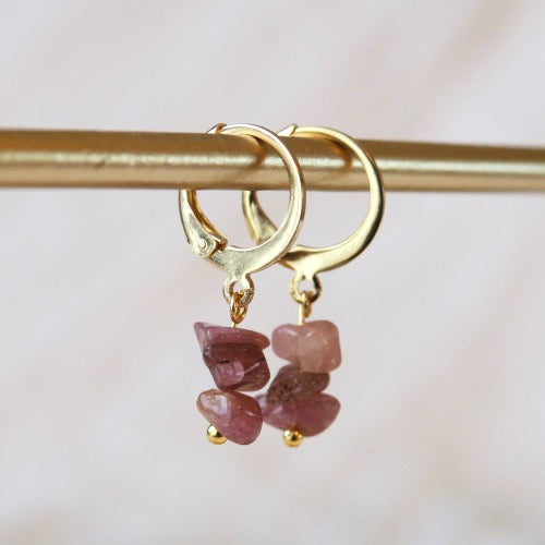 Goudkleurige Huggie oorbellen - 'Rosy' - Rhodochrosiet