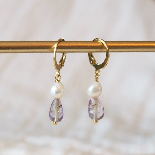 Goudkleurige Huggie oorbellen - 'Lavender Bliss' - Amethist & Parel
