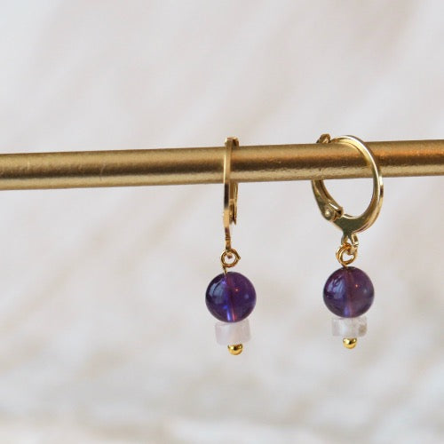 Goudkleurige Huggie oorbellen - 'Lavender Bliss' - Amethist & Rozenkwarts