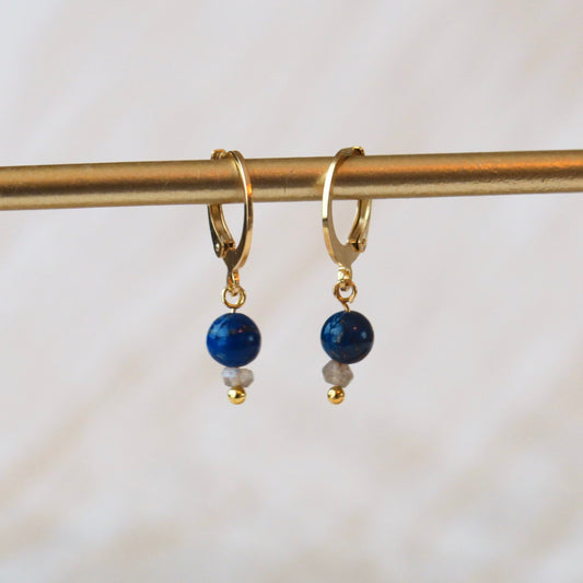 Goudkleurige Huggie oorbellen - 'Ocean' - Lapis Lazuli & Labradoriet
