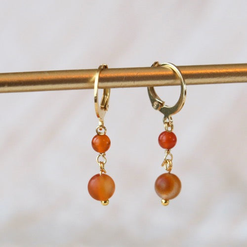 Goudkleurige Huggie oorbellen - 'Sunset' - Carneool