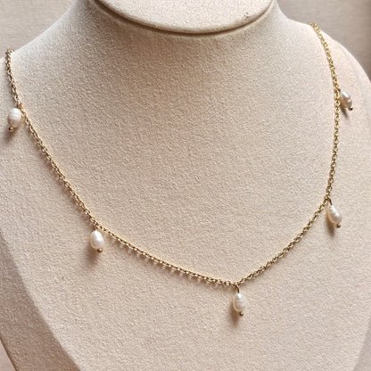 Sprinkle parelketting met vijf zoetwaterparels aan goudkleurige ketting op een buste