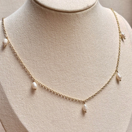 Sprinkle parelketting met vijf zoetwaterparels aan goudkleurige ketting op een buste