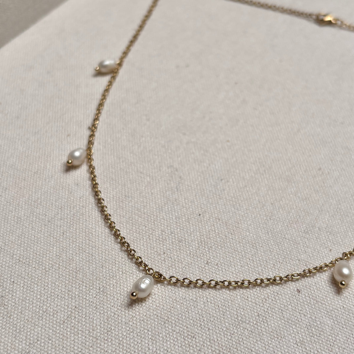 Sprinkle parelketting met vijf zoetwaterparels aan goudkleurige ketting 