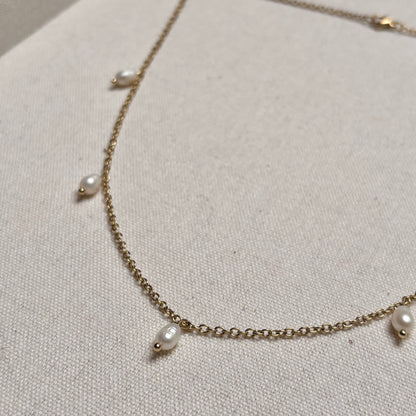 Sprinkle parelketting met vijf zoetwaterparels aan goudkleurige ketting 
